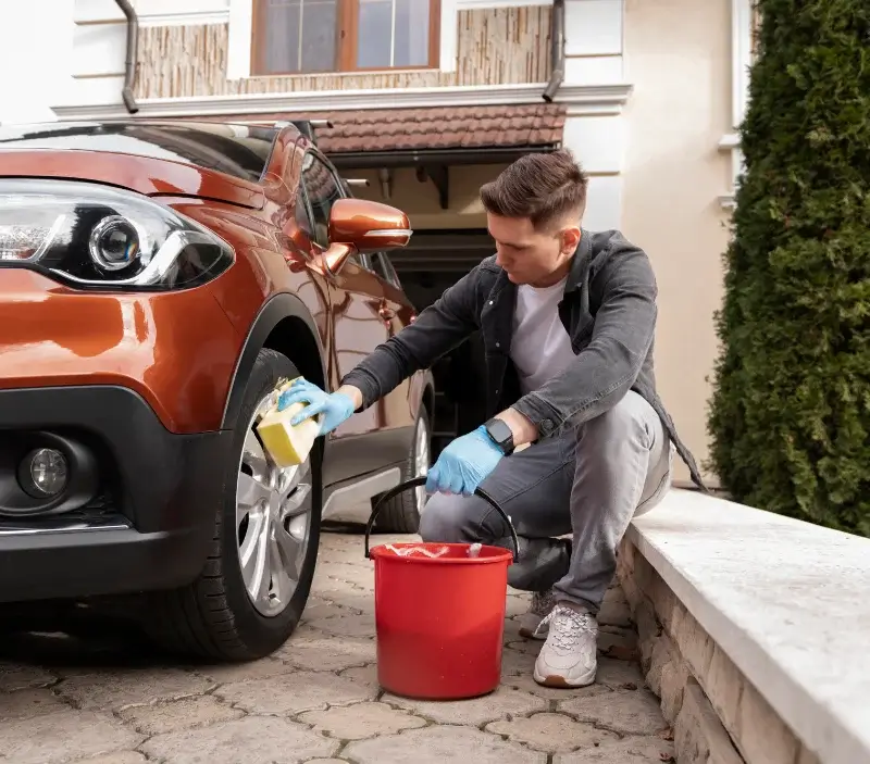 Lavage auto à domicile Ranspach-le-Bas : professionnel intervenant sur un véhicule
